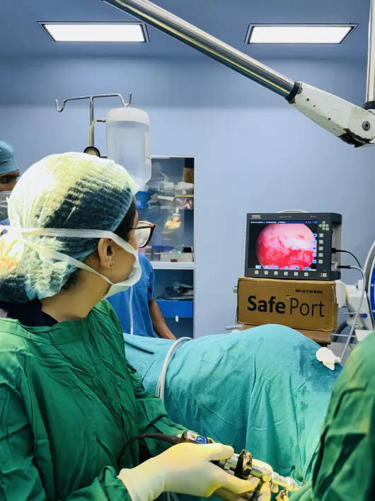 Surgical team coordinating effectively during a laparoscopic intervention